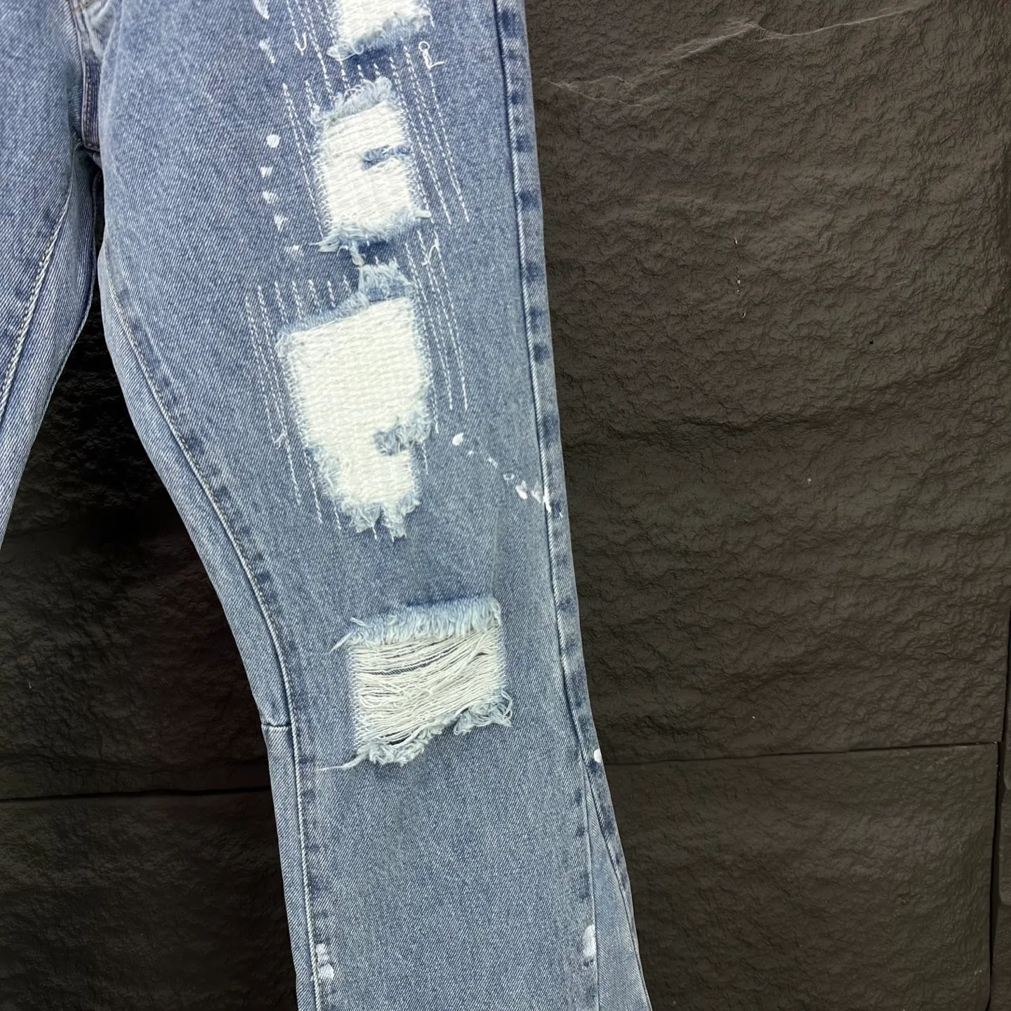 P250 GALLERY DEPT. 2025 New Ripped Holes, Hand-painted and Tangled Couple Style Loose Washed Flare Jeans 🔥High Version🔥High Version🔥 Top Ceiling Quality Styles with different washed textures are very friendly to people with thin legs and thick legs. The straight version is very flattering to the leg shape. Moderate length that never goes out of style, easy and casual to match, basic styling for various styles, a must-have in the wardrobe! The fabric is stiff but also makes the upper body soft without losing texture. The washing process is even more perfect. It is a must-have item for everyone! ! ! Washed wheat, hang tag, pants label, complete with three labels Color: light blue Size: 28, 30, 32, 34, 36 (five sizes)